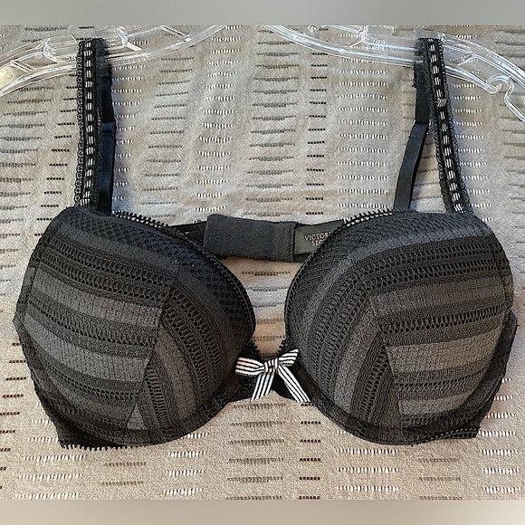 Victoria’s Secret - Black lace Push-Up Bra

Size: 34B - Picture 4 of 16